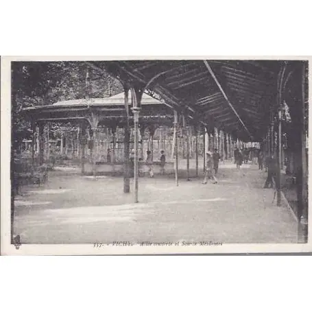 Carte postale 03 - Vichy - Allee couverte et source Mesdames Populaire