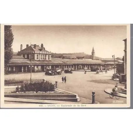 Carte postale 03 - Vichy - Esplanade de la gare Pas Cher