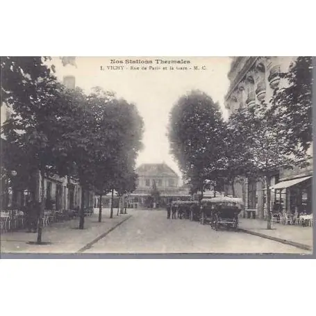 Carte postale 03 - Vichy - Rue de Paris et la Gare - Fiacres Livraison Gratuite