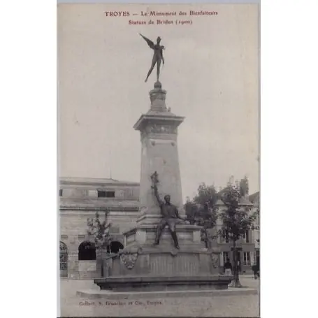 Retour Gratuit Carte postale 10 - Troyes - Le Monument des bienfaiteurs - Statues de Briden - Non voyage ...