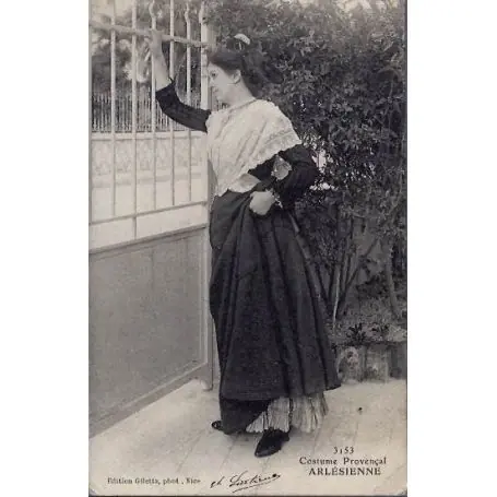 Commander Vite Carte postale 13 - Arles - Costume Provencal Arlesienne - Voyage - Dos non divise