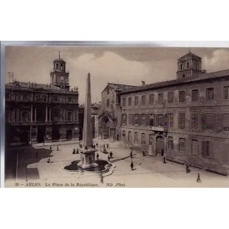 Carte postale 13 - Arles - La place de la republique- Voyage - Dos divise... Petit Prix