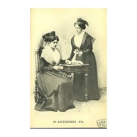 Carte postale 13 - Deux Arlesiennes Tendance