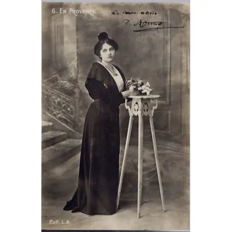 Carte postale 13 - En provence - femme en costume d'epoque - Non voyage - Dos divise... Authentique