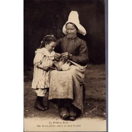 Carte postale 14 - La normandie pittoresque - une femme et sa petite-fille - La premiere lec Petit Prix