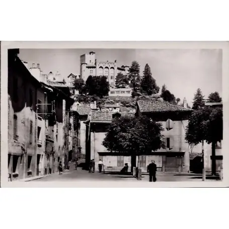 Prix Bas Carte postale 15 - Aurillac - Le chateau St-Etienne et la place de la Bienfaisance - Voyag...