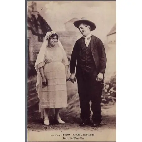Carte postale 15 - L'Auvergne - Jeunes Maries - Non voyage - Dos divise Top Qualité