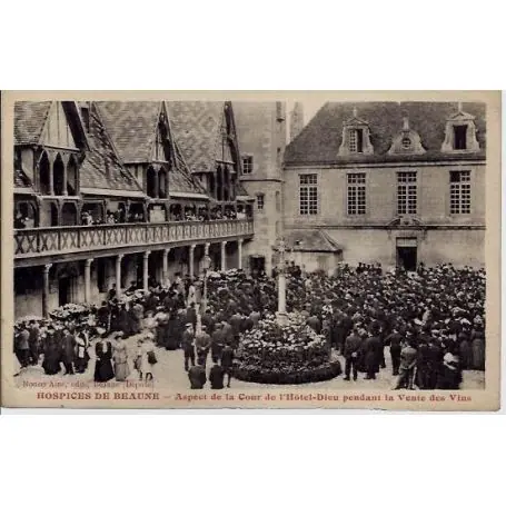 Carte postale 21 - Hospices de Beaune - Aspect de la cour de l'hotel-dieu pendant la vente d Édition Limitée