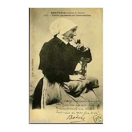 Carte postale 22 - Vieille paysanne de Cornouailles fumant la pipe En Vogue