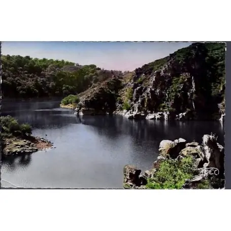 Carte postale 23 - Crozant - Le confluent de la Creuse et de la Sedelle devant le rocher ... Artisanat