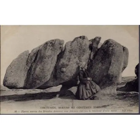 Carte postale 29 - Coutumes, Moeurs et costumes Bretons - Pierre sacree des Druides donna... Achat Immédiat