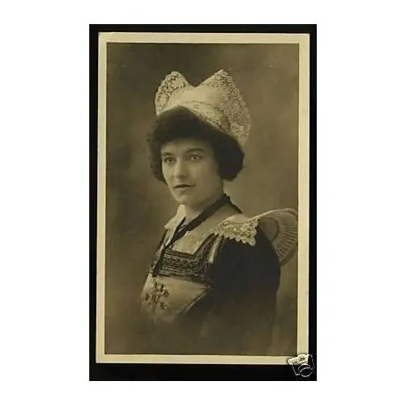 Prix Promo Carte postale 29 - Jeune fille de Pont-Aven