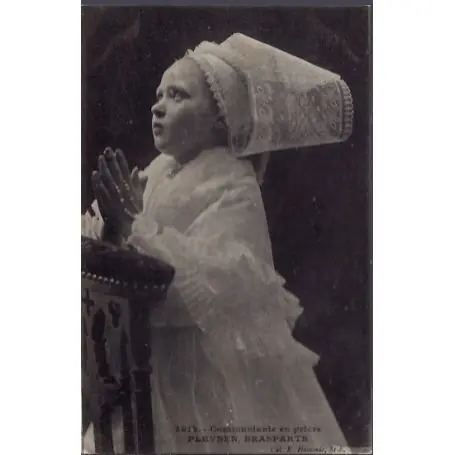Carte postale 29 - Pleyben Brasparts - Communiante en priere - Voyage - Dos divise... Haute Qualité