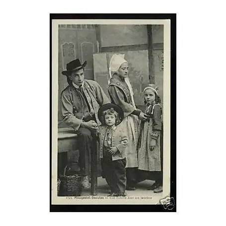 Carte postale 29 - Plougastel-Daoulas -Une famille dans son interieur Réduction