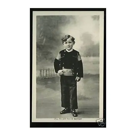 Petit Prix Carte postale 29 - un petit Gars de Quimper en costume