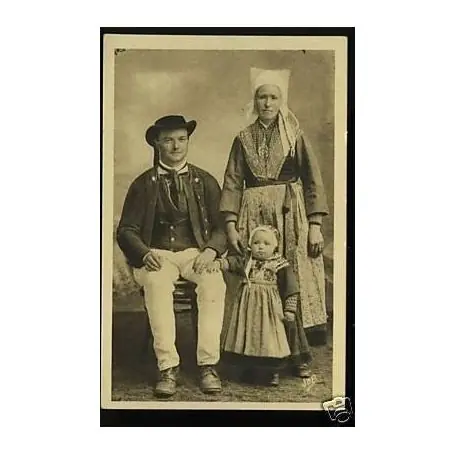 Bon Marché Carte postale 29 - Une famille de Plougastel-Daoulas