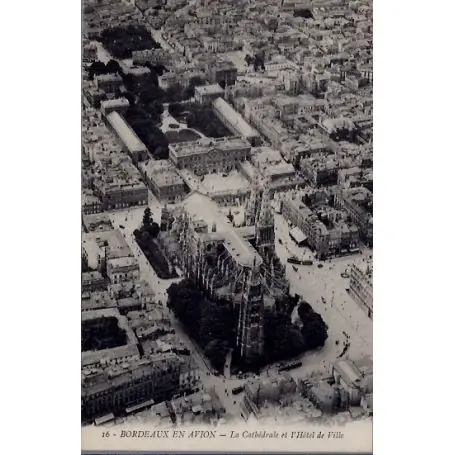 Carte postale 33 - Bordeaux en avion - La cathedrale et l' Hotel de Ville - Non voyage - ... Produit De Marque