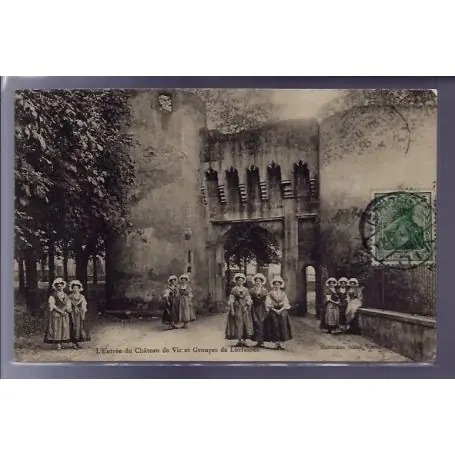 Carte postale 57 - L' entree du chateau de Vic et groupes de Lorraines - Voyage - Dos divis Réduction