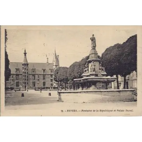 Carte postale 58 - Nevers Fontaine de la republique palais Ducal Offre Spéciale