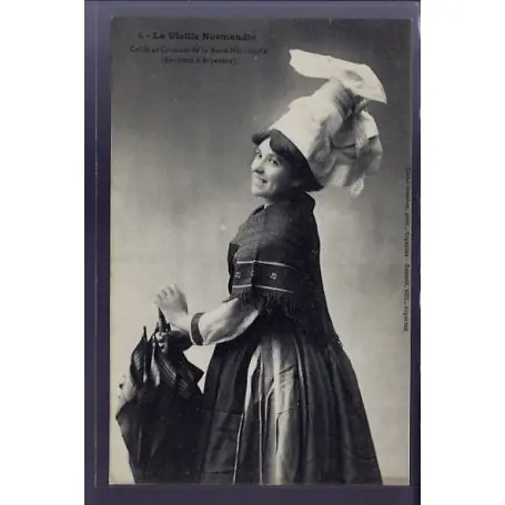 Bon Marché Carte postale 61 -Environ d' Argentan - La vieille Normandie - Coiffe et costume de la bass