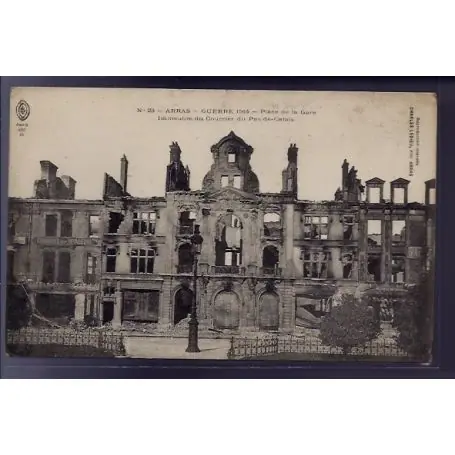 Réduction Carte postale 62 - Arras - Guerre 1914 - Place de la gare - immeuble du courrier du Pas-de-