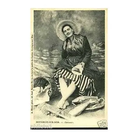 Carte postale 62 - Boulogne sur Mer - Pecheuse et ses poissons Usine Directe