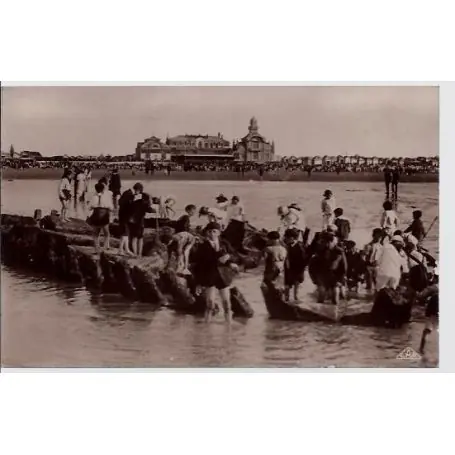 Carte postale 62 - Calais - Les jeux sur le sable - Non voyage - Dos divise Dernière Chance