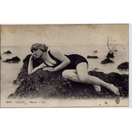 Affaire À Saisir Carte postale 62 - Calais - Reverie - Une femme sur un rocher - Voyage - Dos divise