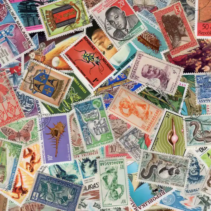 Madagascar timbres de collection tous différents. Artisanat