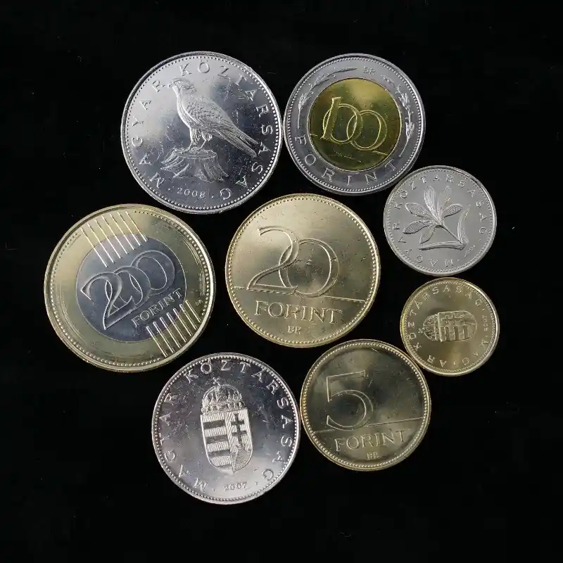 Hongrie 8 monnaies de collection. Bon Marché