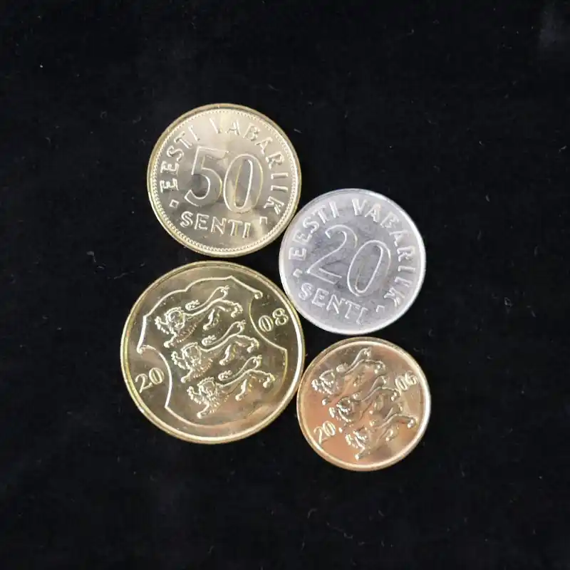Livraison Mondiale Estonie 4 monnaies de collection.