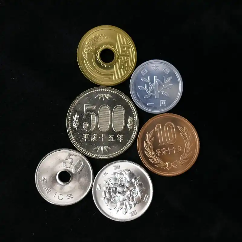 Japon 6 monnaies de collection. Gros Lot